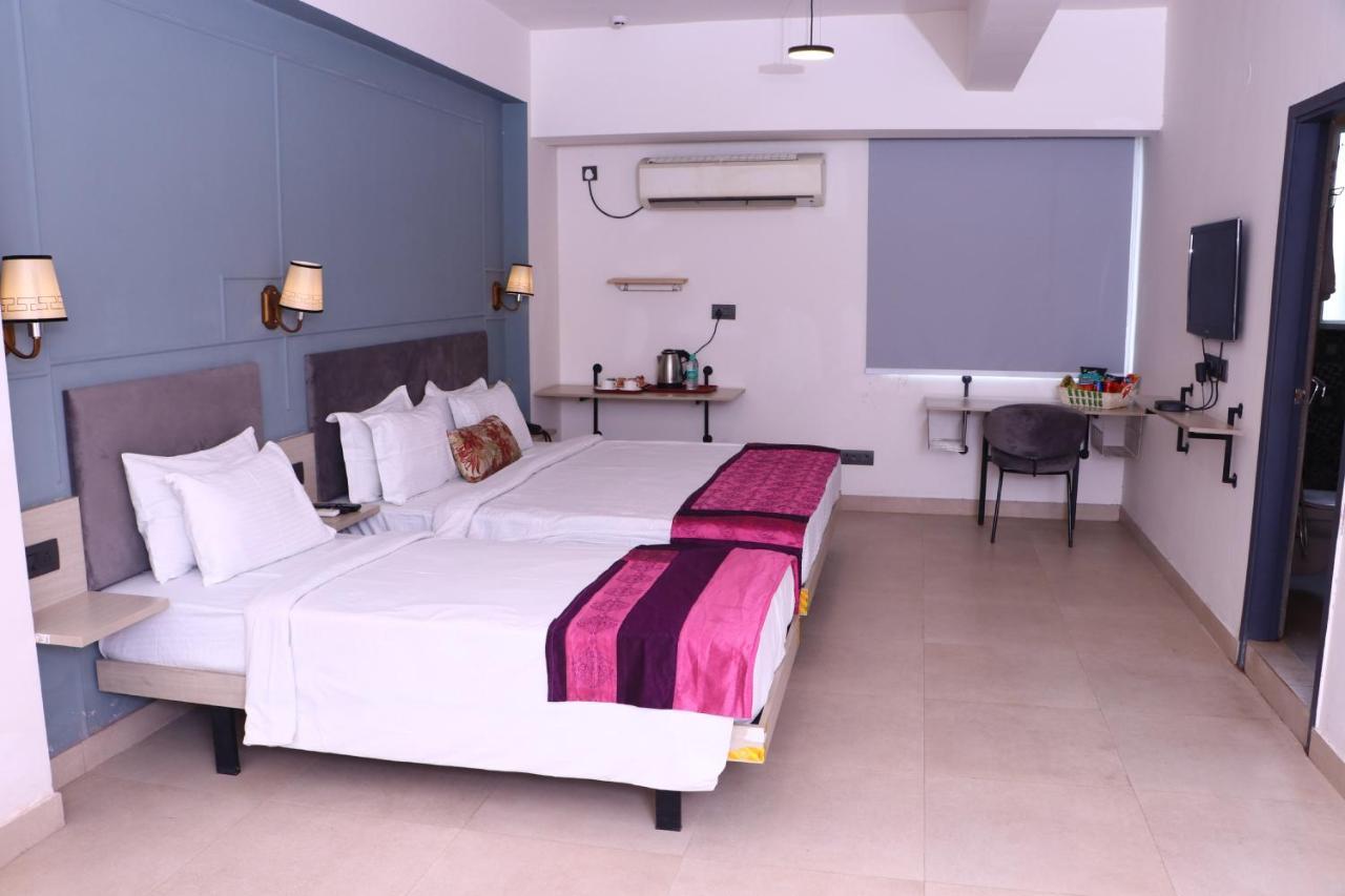 Virohaa Garden Hotel Ghaziabad Exteriör bild