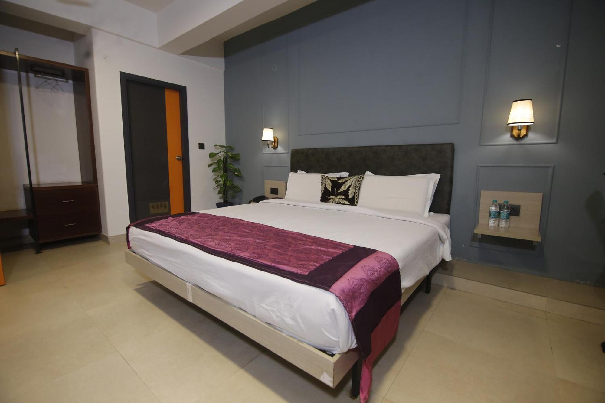 Virohaa Garden Hotel Ghaziabad Exteriör bild