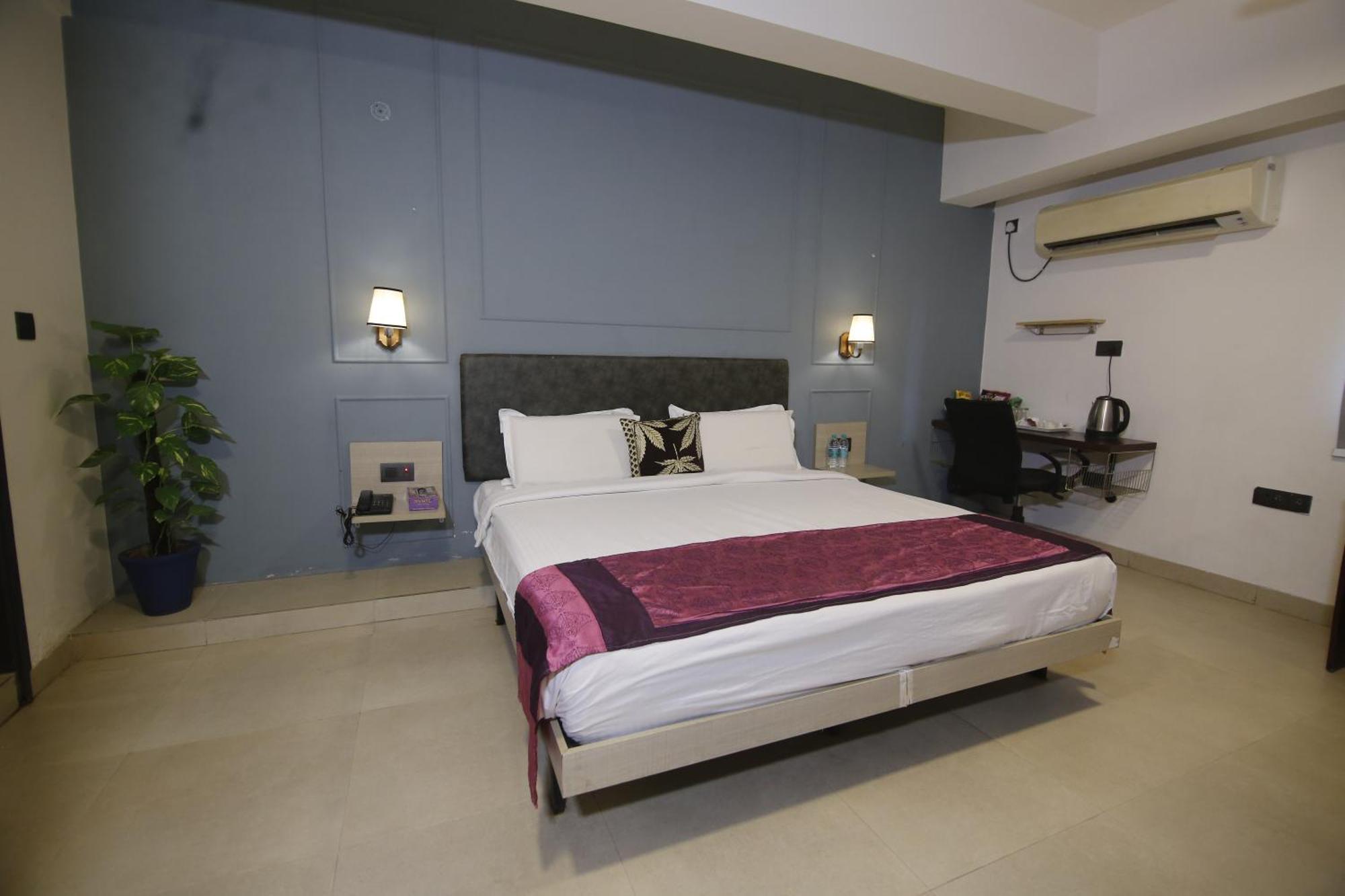 Virohaa Garden Hotel Ghaziabad Exteriör bild